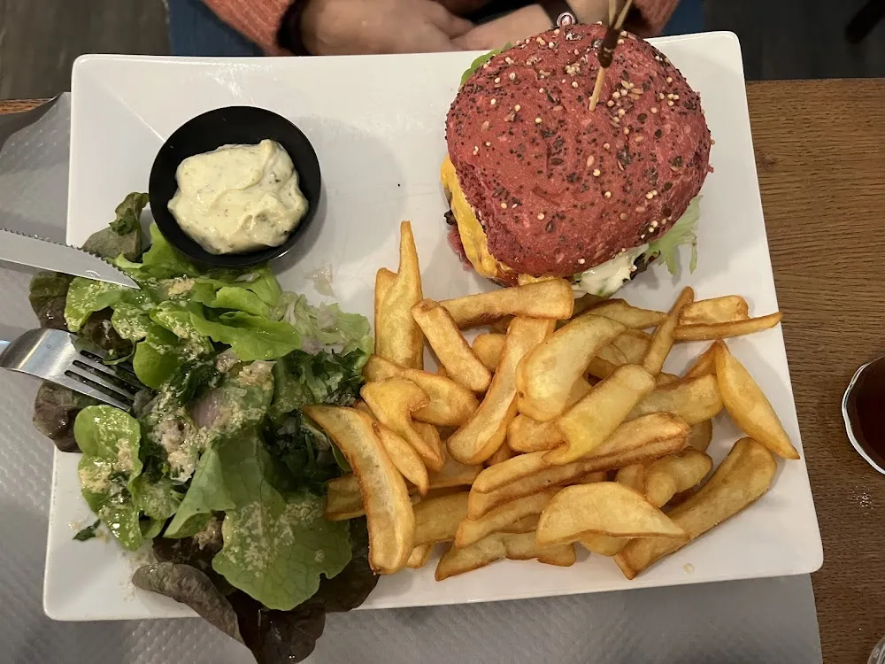 Hamburger Mit Pommes Und Salat